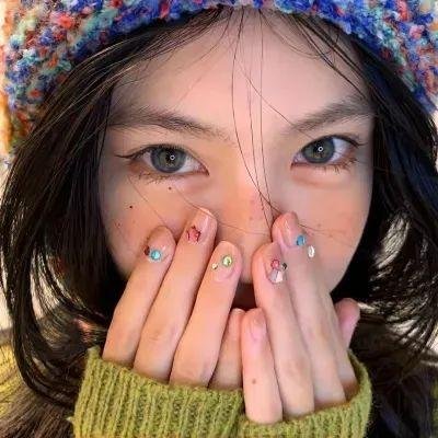 保姆让她的儿子钻进我卧室